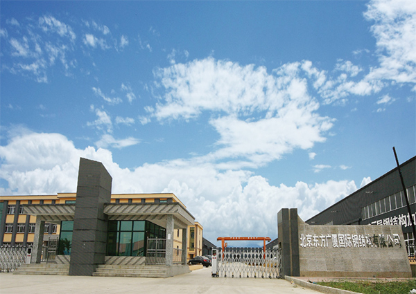 החלו לערב את שוק הבנייה הזמני של מחנה ההנדסה, המוצר העיקרי: בתים מטלטלין פלדה צבעוניים, בתי מבנה פלדה, ולהקים את המפעל הראשון: Beijing Oriental construction international steel structure co,ltd.