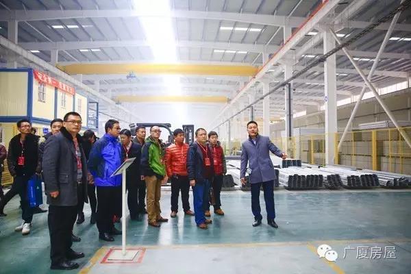 5. Pemimpin Operasi Perumahan GS menerangkan mesin pengeluaran rumah modular-1